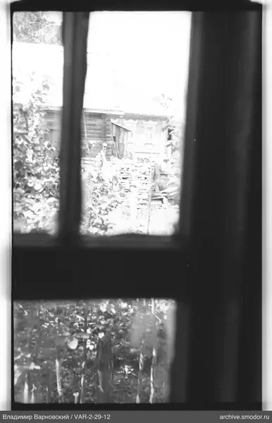 Blick auf Holzhaus durch Fenster