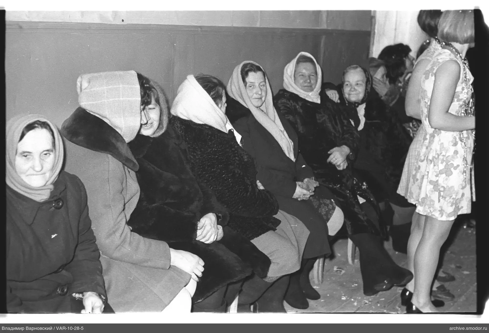 Gruppe älterer Frauen und eine junge Frau