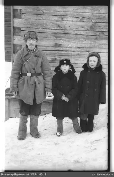 Gruppenporträt bei Holzhaus im Schnee