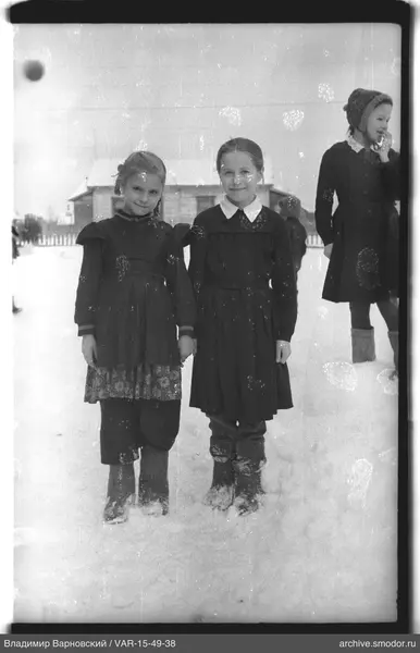 Gruppenporträt von Mädchen im Schnee