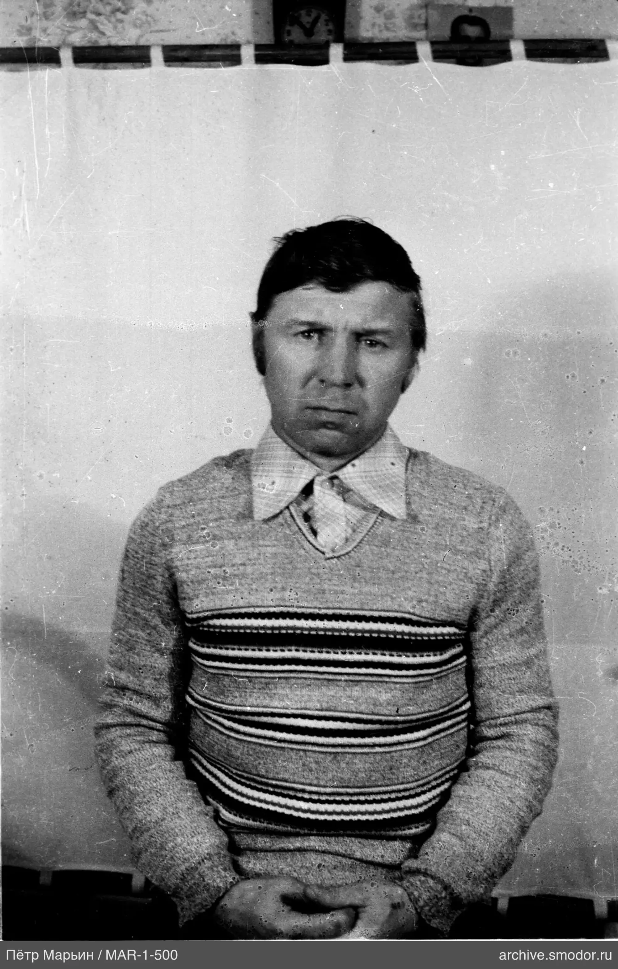 Портрет мужчины в светлом свитере