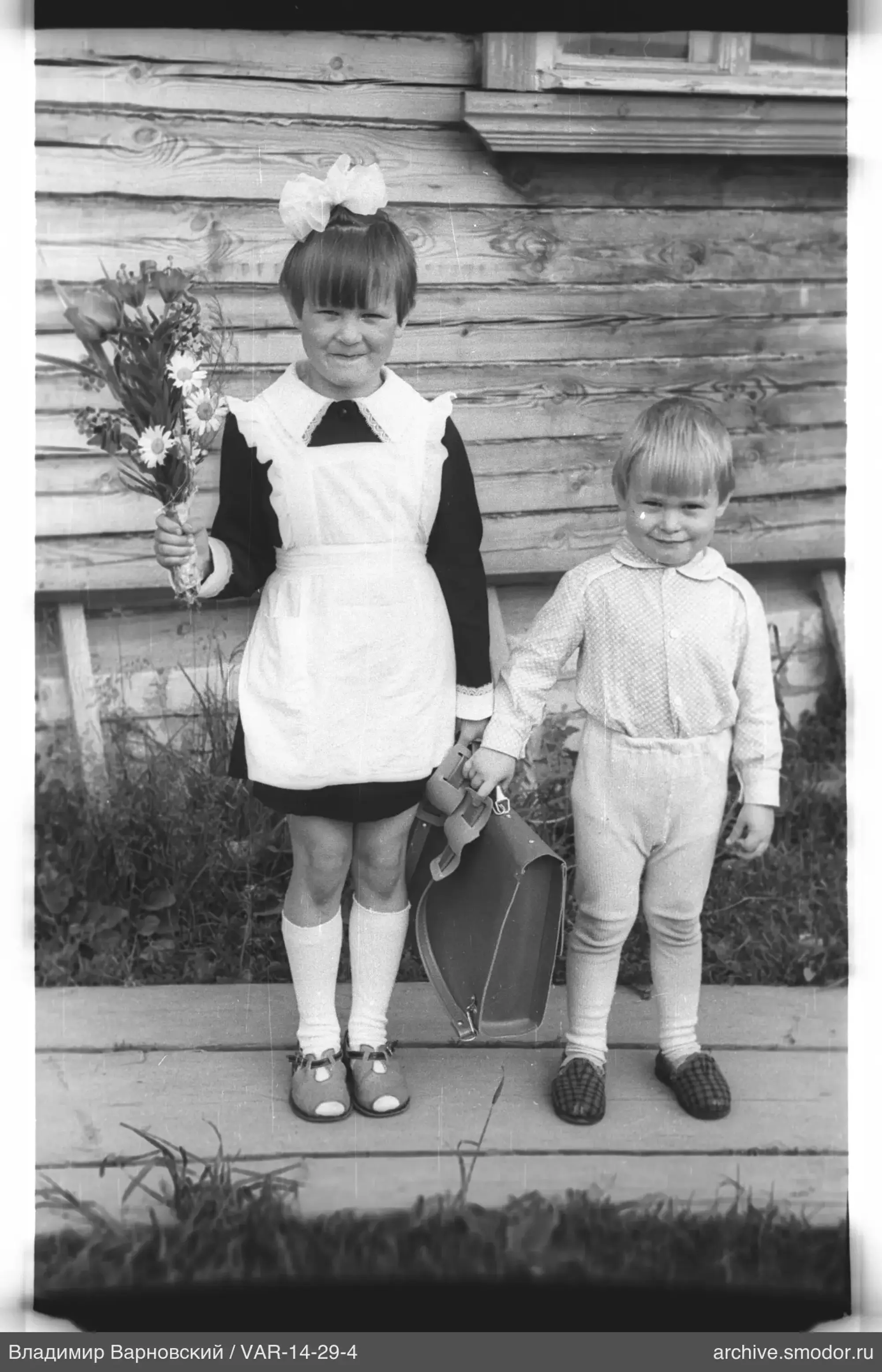 Mädchen und Junge auf Holzplattform
