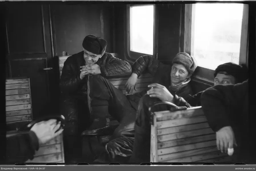 Gruppe von Männern im Waggon