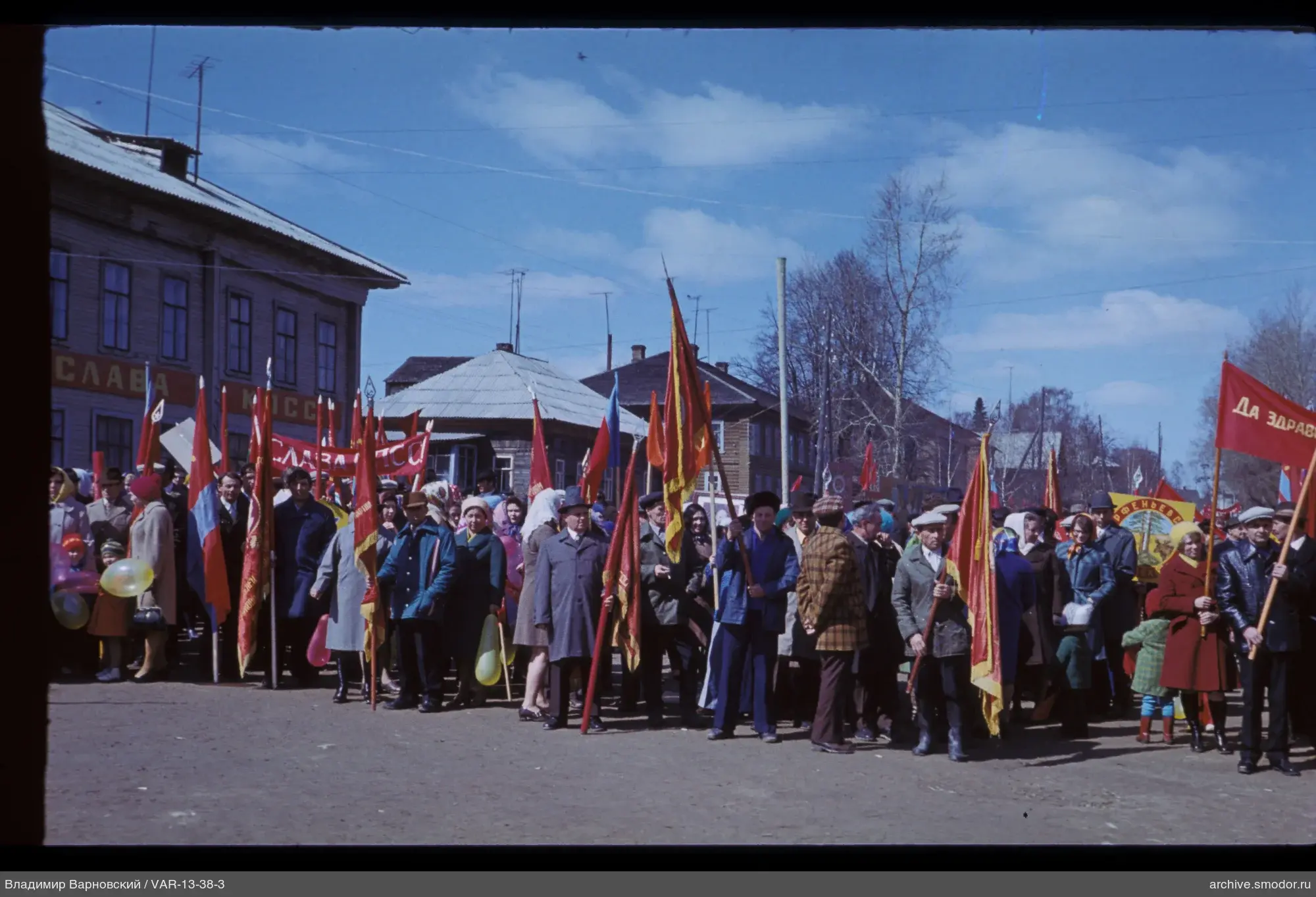 Gruppe von Menschen mit Fahnen und Bannern