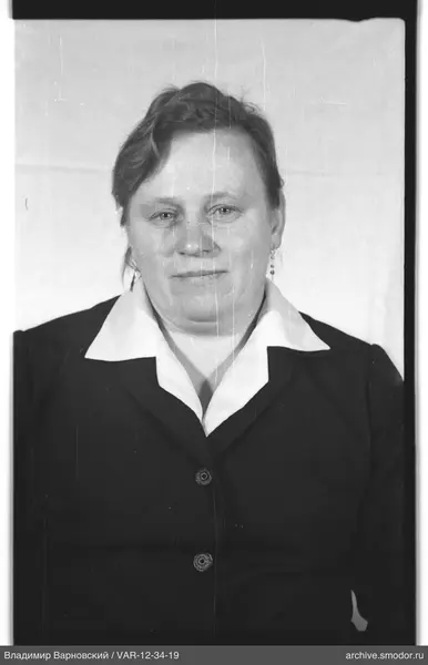 Porträt einer Frau in dunkler Jacke