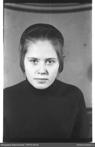 Porträt einer Frau in dunklem Pullover