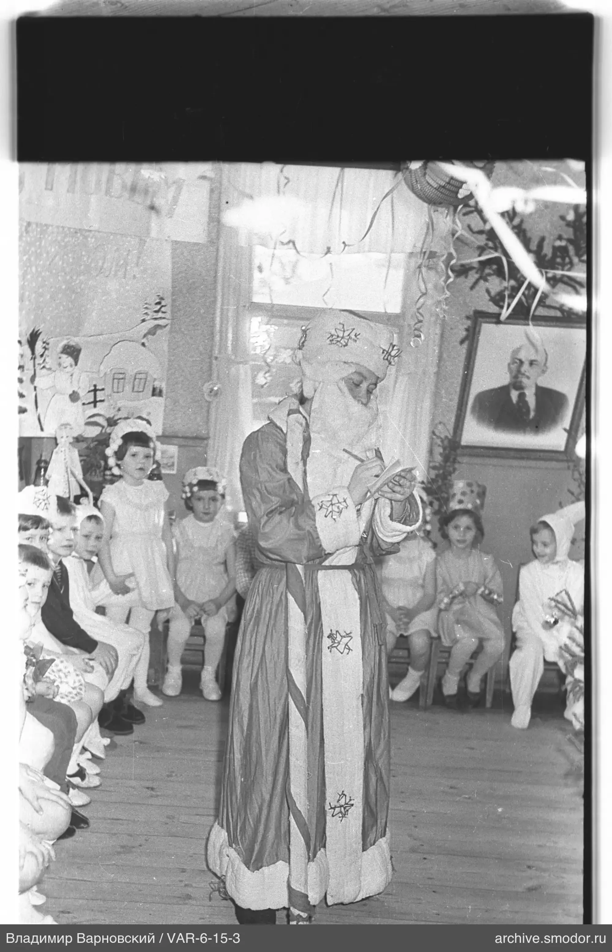 Ded Moroz mit Kindern bei Feier