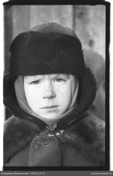 Портрет ребёнка в меховом головном уборе и пальто