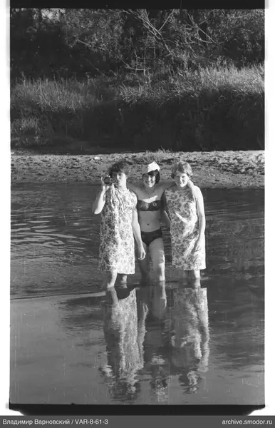 Gruppenporträt von Frauen am Wasser