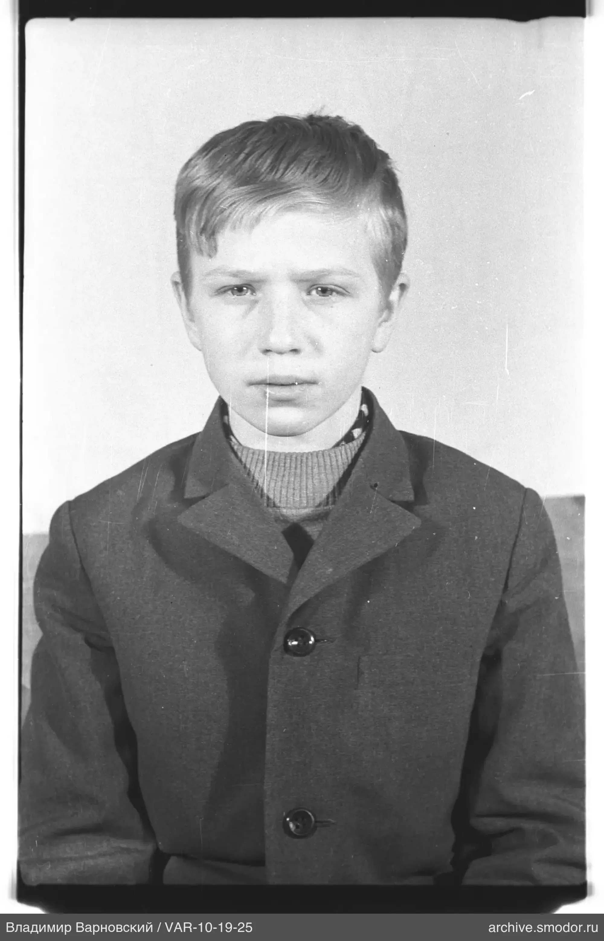 Porträt eines Jungen in Mantel und Pullover