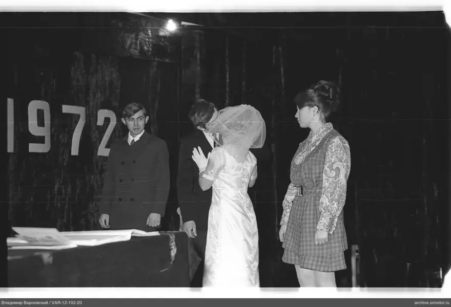 Gruppe von Menschen auf der Bühne mit 1972