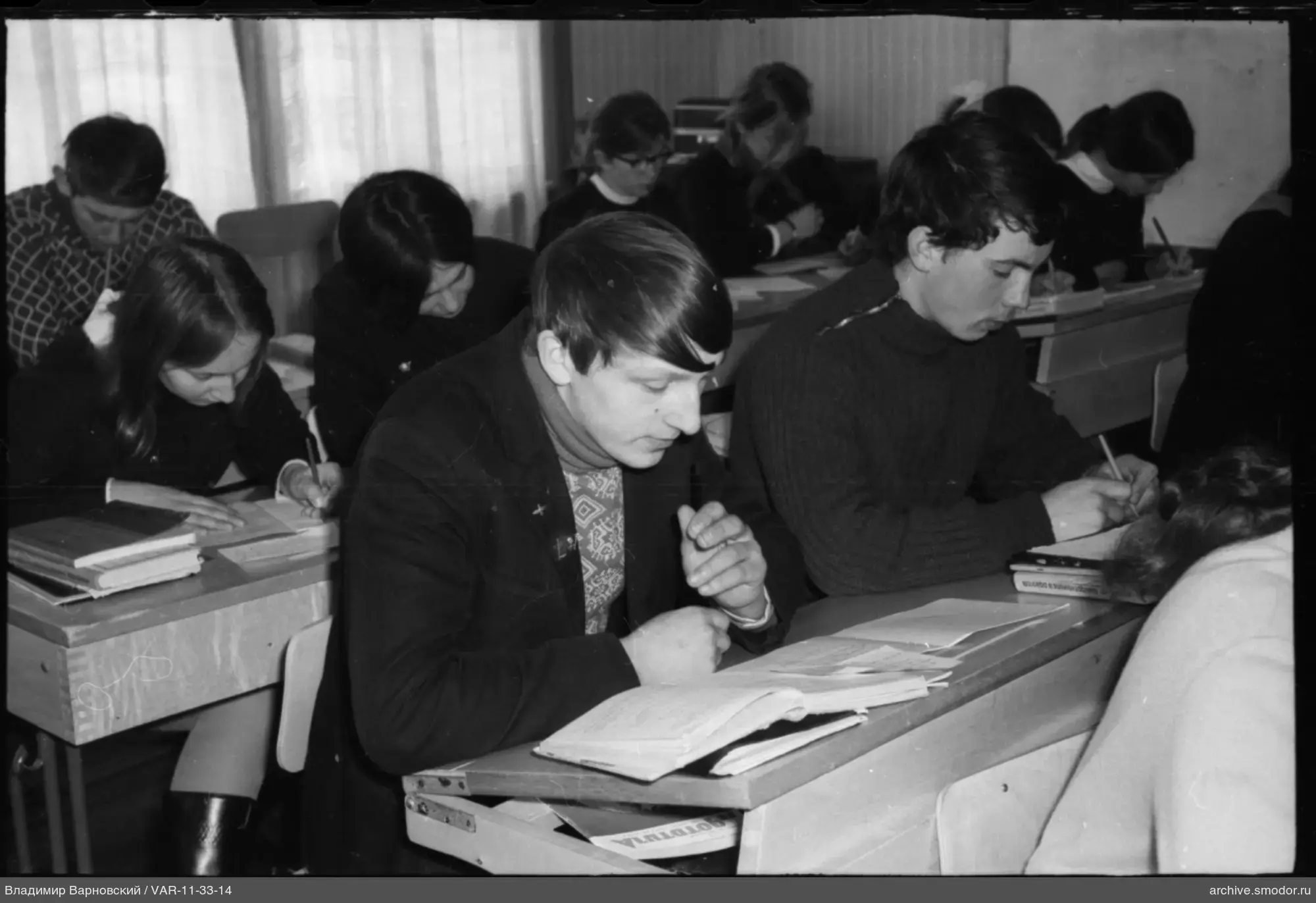 Junge Menschen im Klassenzimmer beim Lernen
