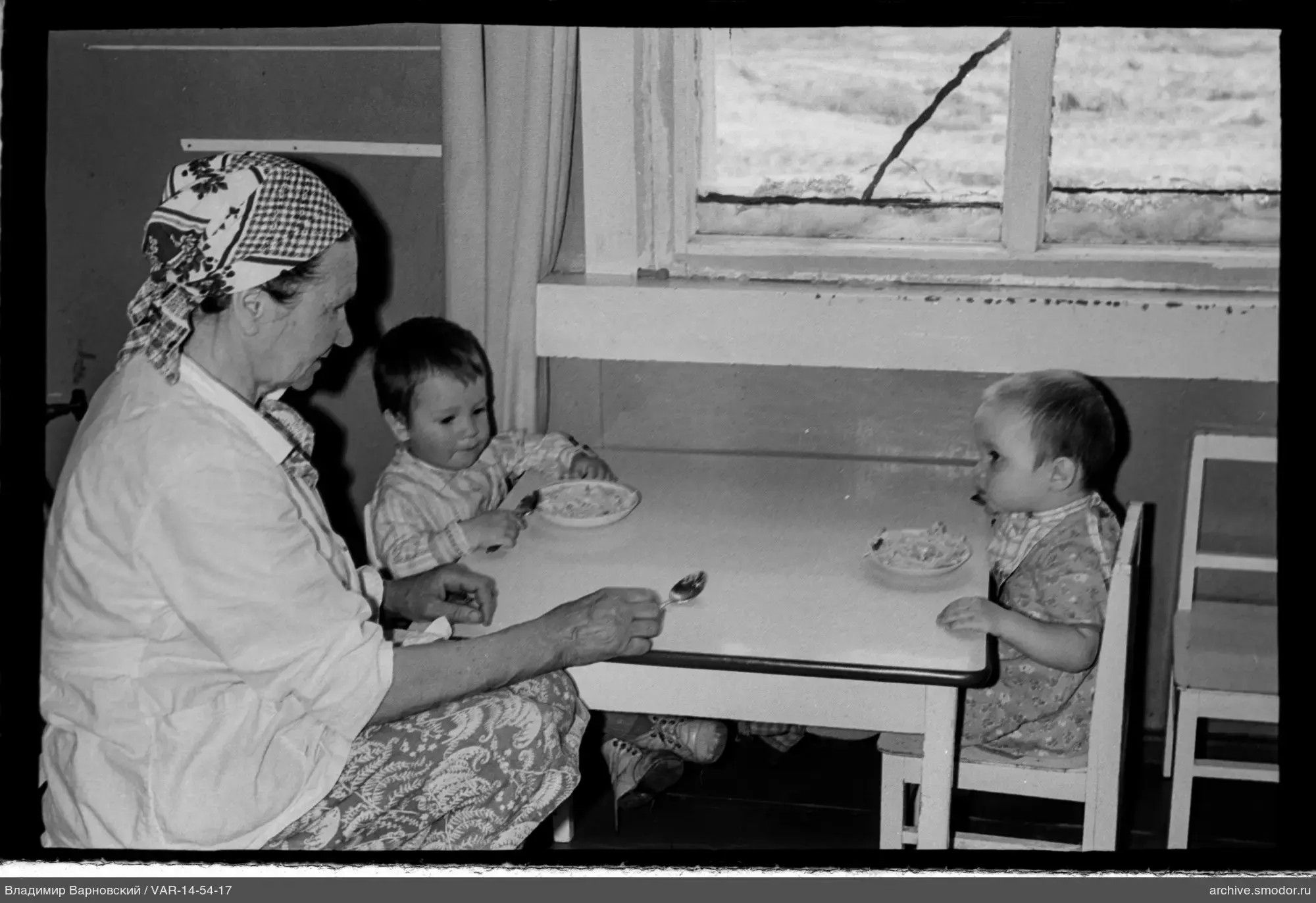 Frau mit Kindern am Tisch