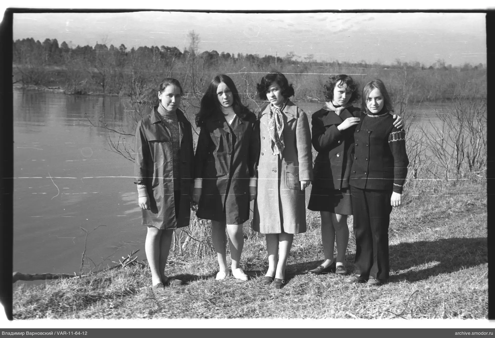 Gruppenporträt von Frauen am Fluss