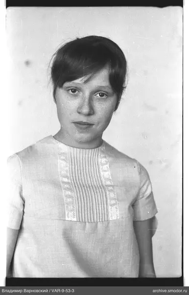 Porträt einer Frau in heller Bluse