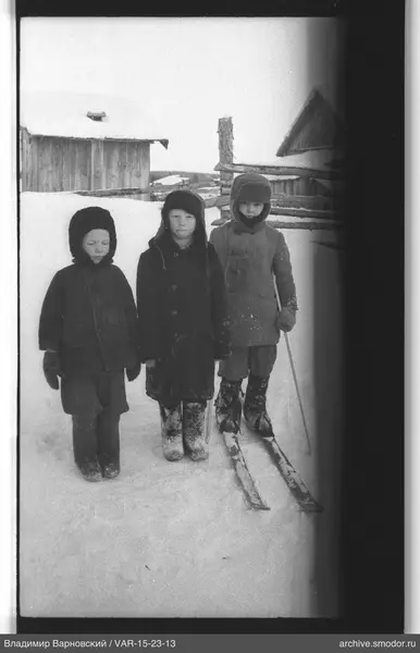 Gruppenporträt von Kindern im Schnee