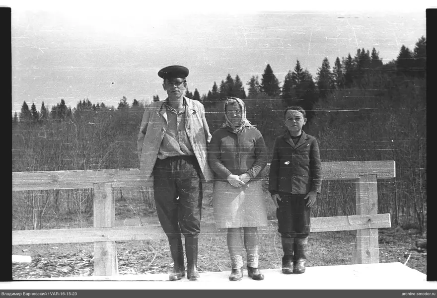 Gruppe von Menschen auf Holzsteg vor Wald