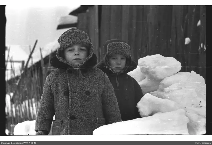 Zwei Jungen in Winterkleidung