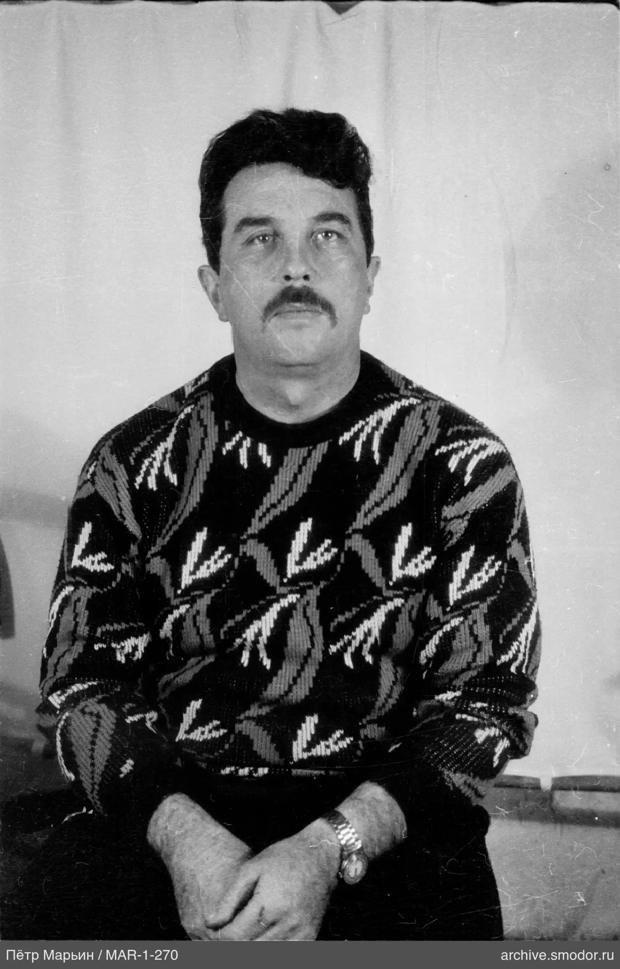 Porträt eines Mannes im dunklen Pullover