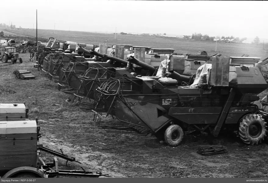 Aufgereihte landwirtschaftliche Technik auf dem Feld