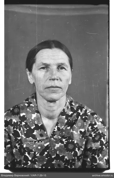 Porträt einer Frau mit Blumenmuster