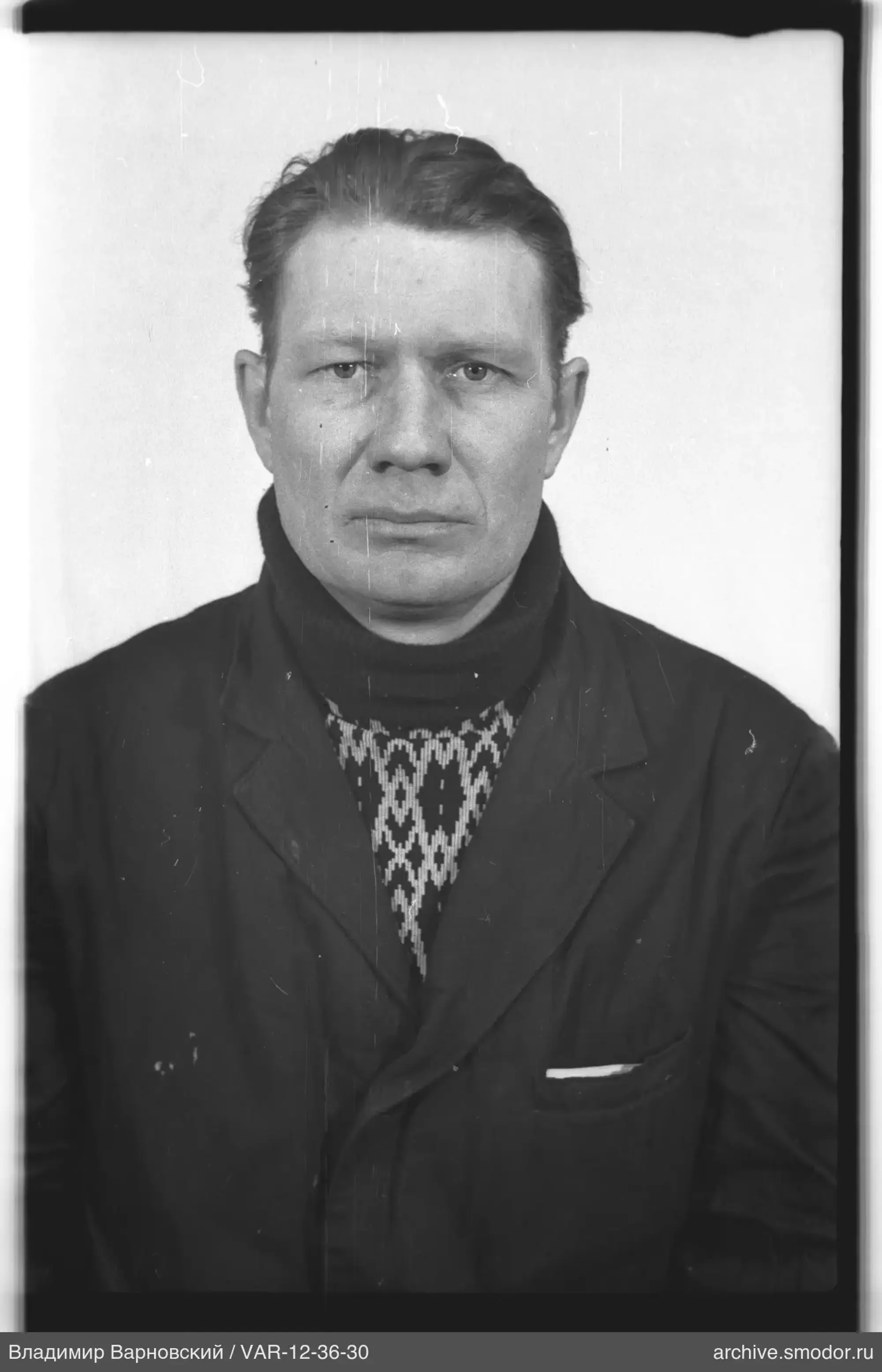 Porträt eines Mannes in dunkler Jacke