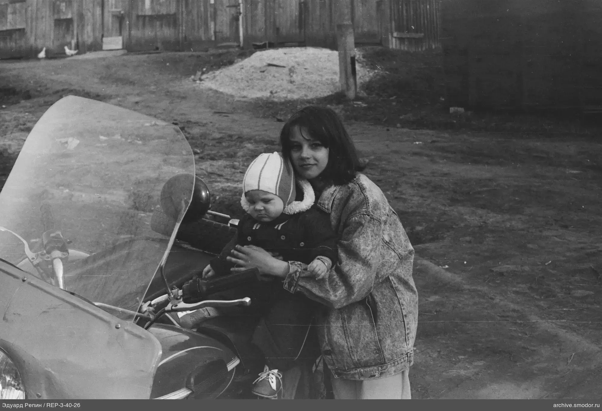 Mädchen mit Kind auf Motorrad mit Beiwagen