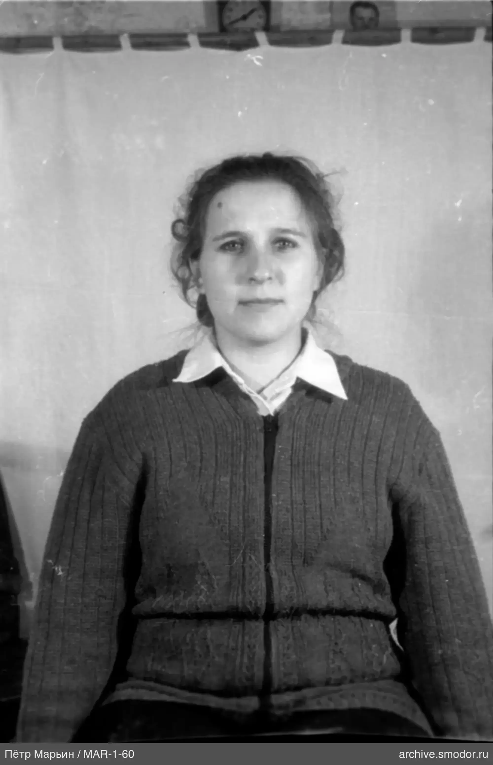 Porträt einer Frau mit Muttermal und Wanduhr