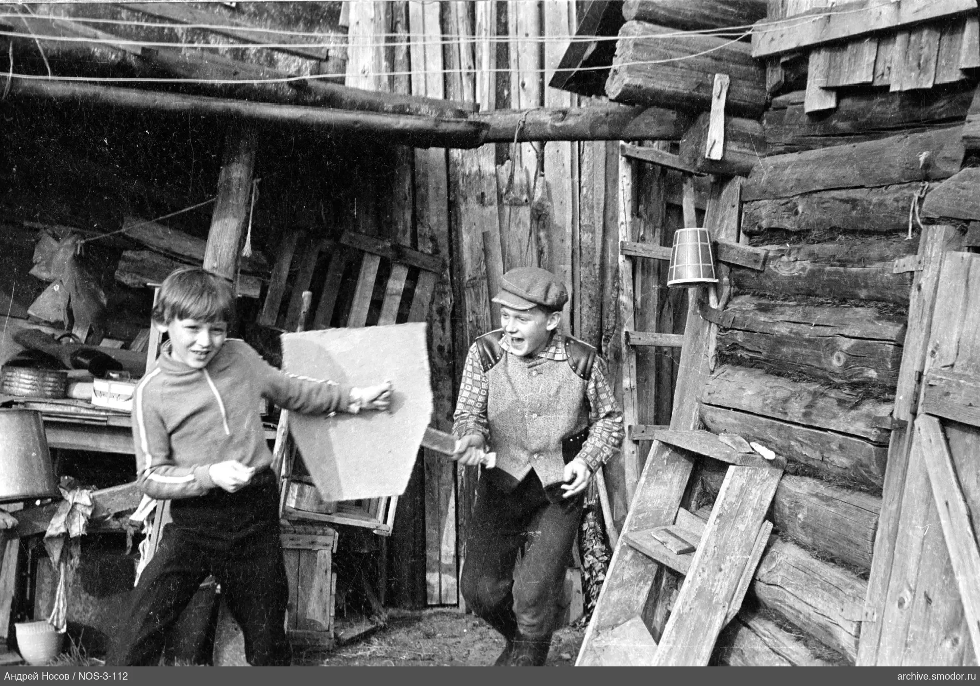 Zwei Jungen mit Spielzeugwaffen