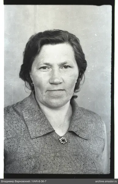 Porträt einer Frau mit Brosche und Ohrring