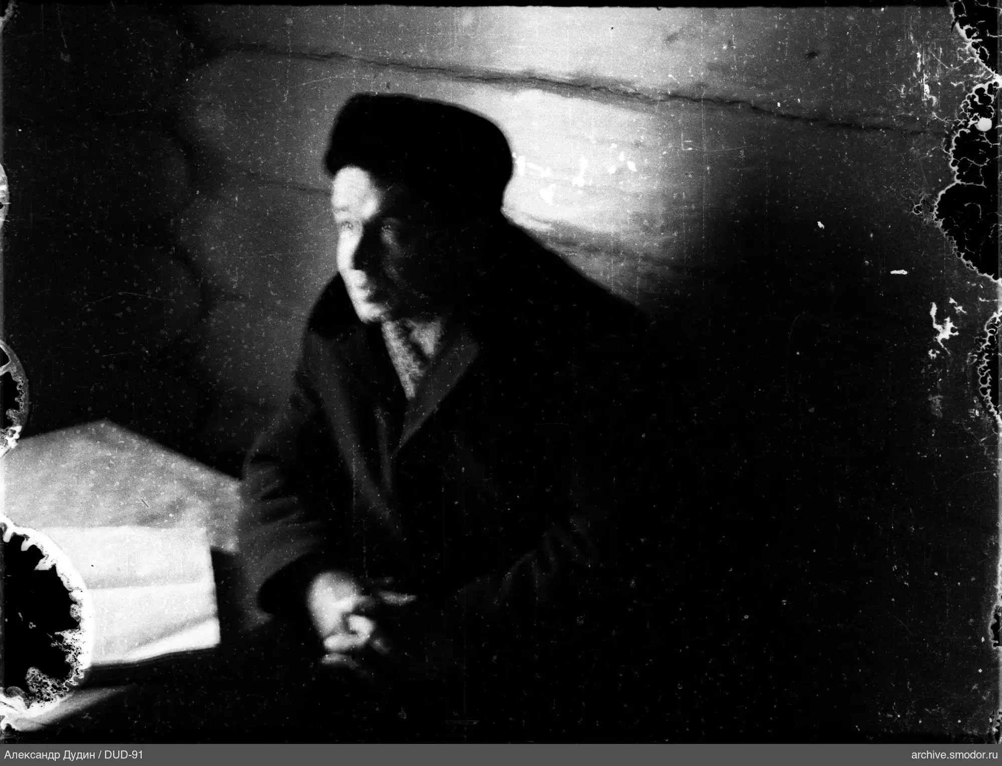 Портрет мужчины с книгой на столе
