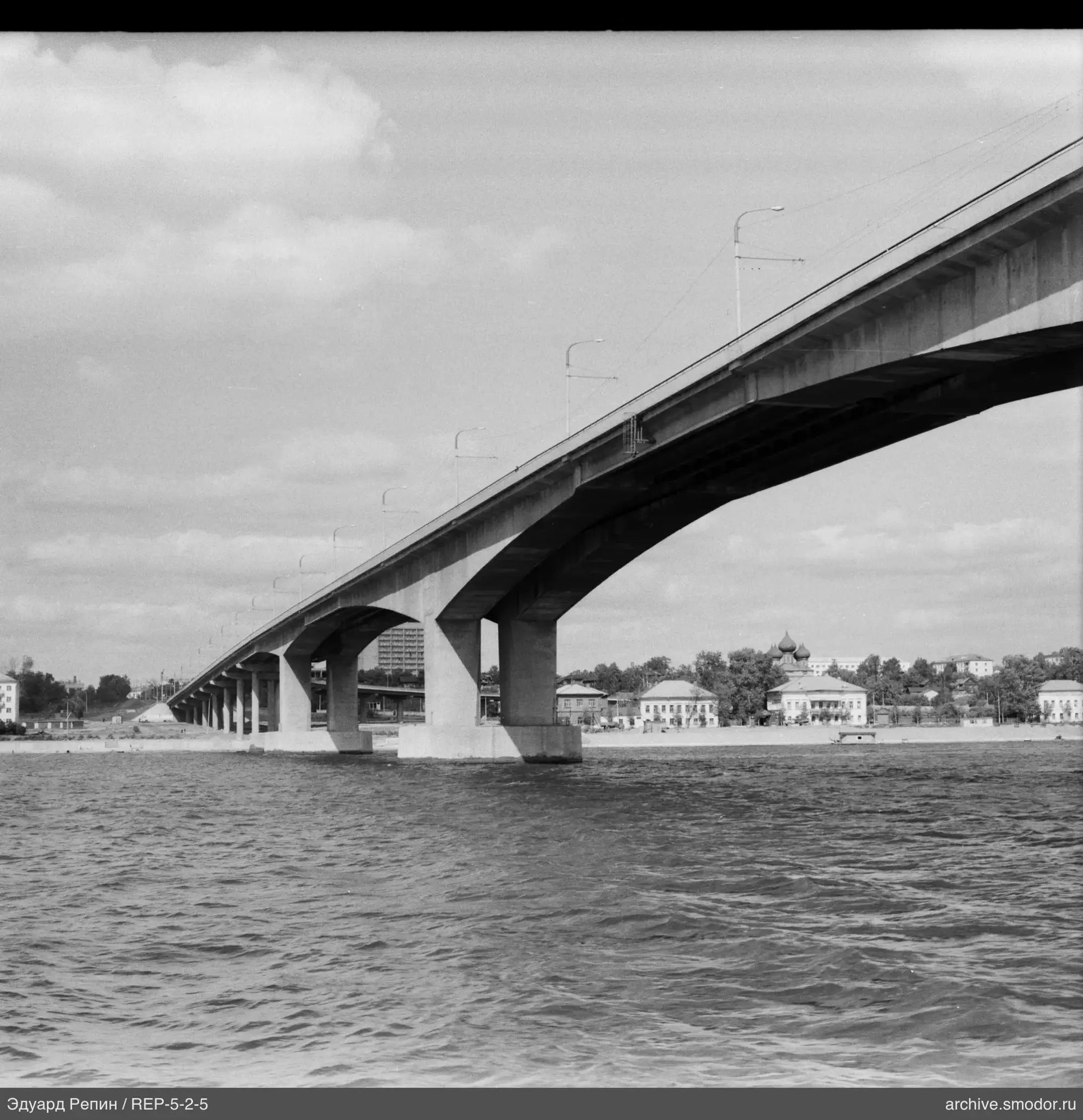 Betonbrücke über Wasser
