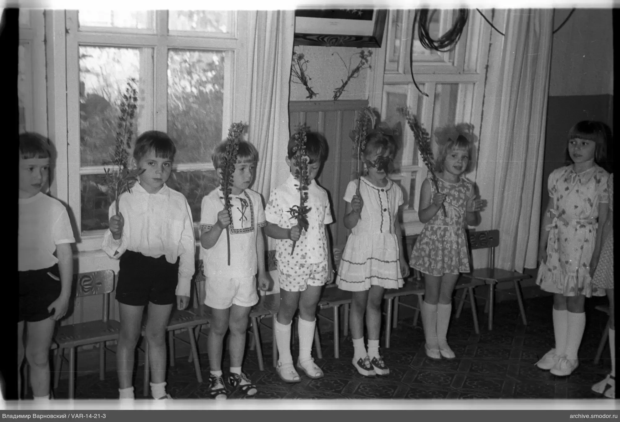 Gruppenporträt von Kindern mit Zweigen