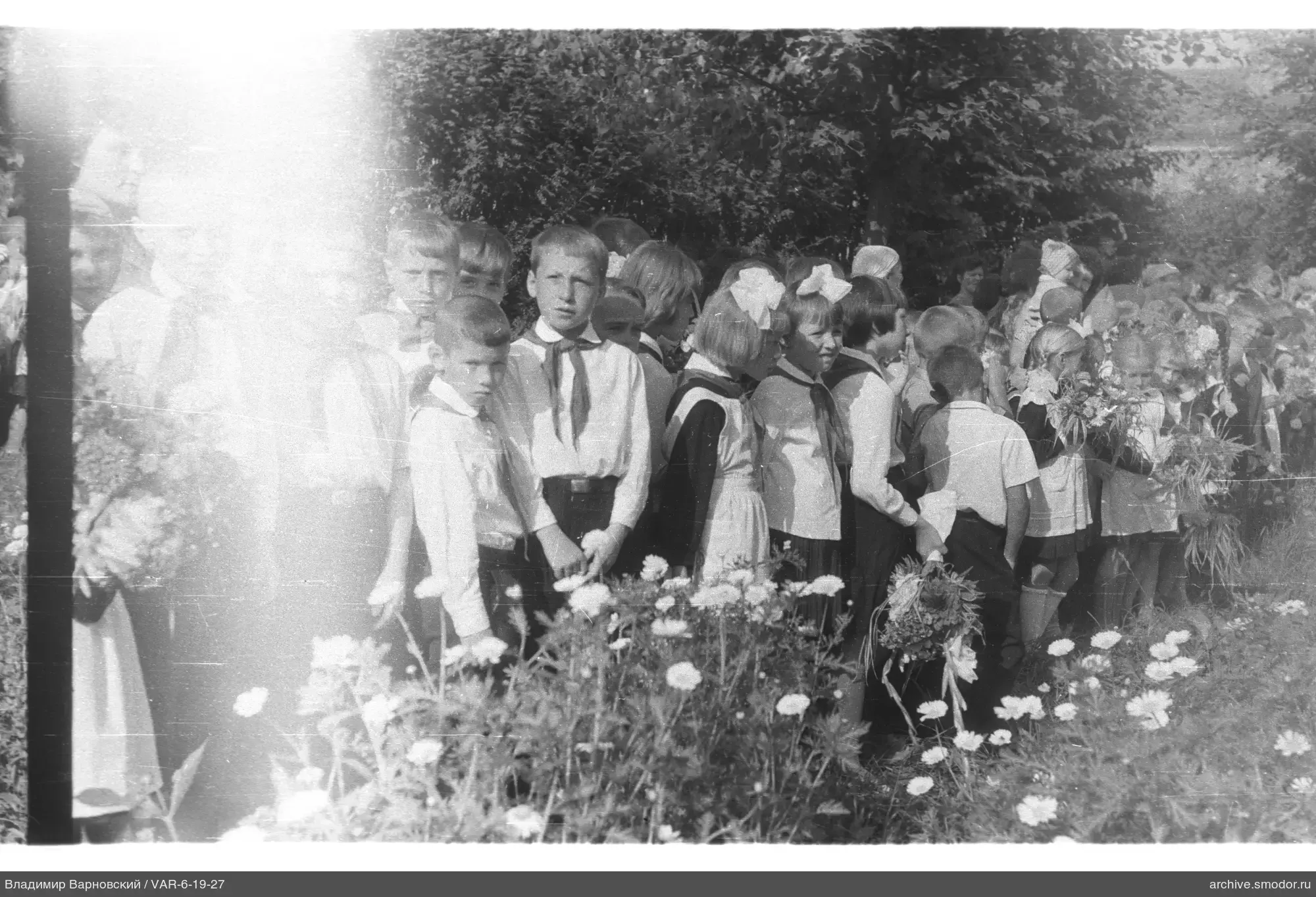 Gruppe von Kindern und Jugendlichen im Freien