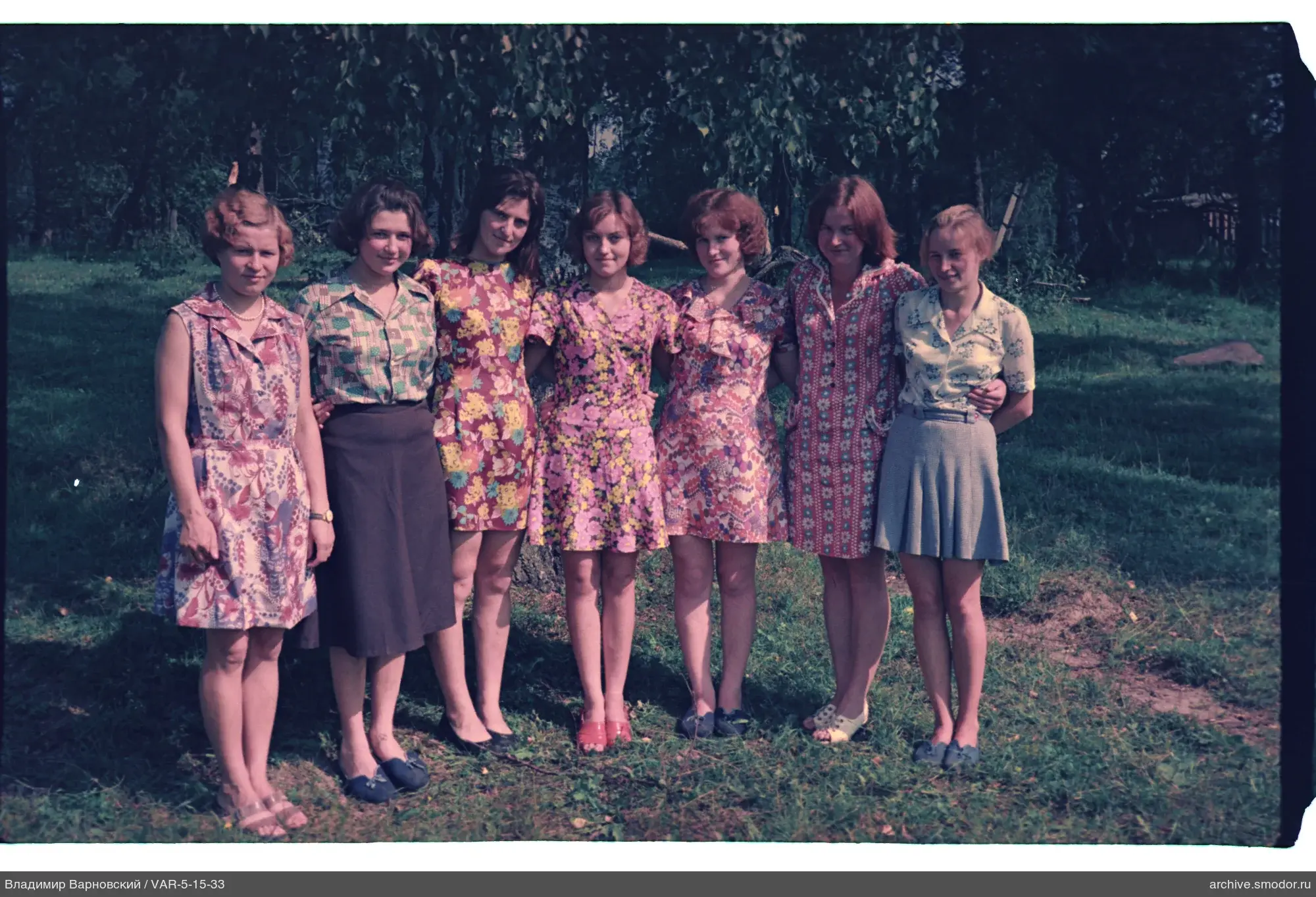 Gruppenporträt von Frauen auf dem Gras
