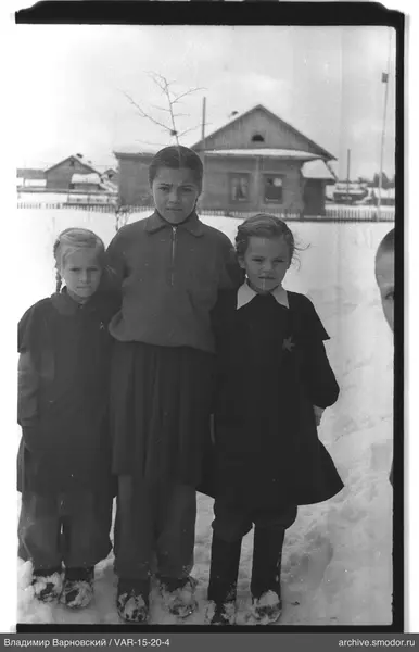 Gruppenporträt von Mädchen im Schnee
