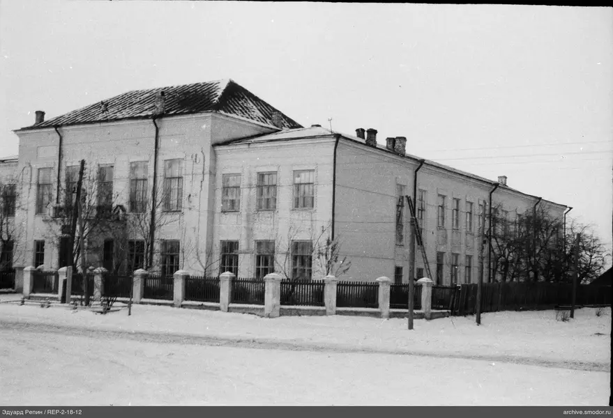 Zweistöckiges Gebäude mit Mansarddach
