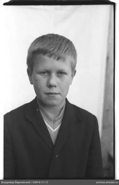 Porträt eines Jungen in hellem Pullover