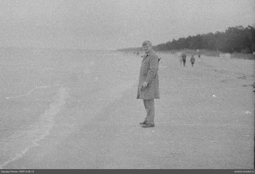 Mann am Strand mit Gegenstand