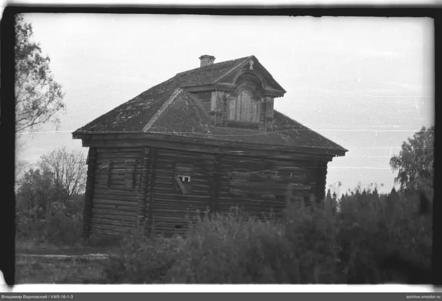 Holzgebäude mit geschnitztem Giebel