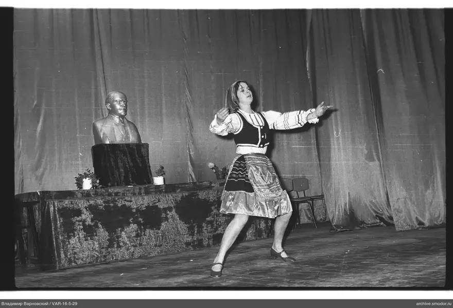 Frau in traditioneller Tracht auf der Bühne
