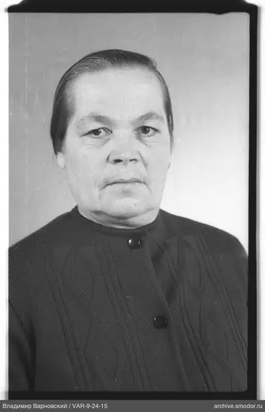 Porträt einer Frau in dunkler Jacke