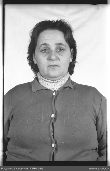 Porträt einer Frau in hellem Rollkragenpullover und dunkler Strickjacke