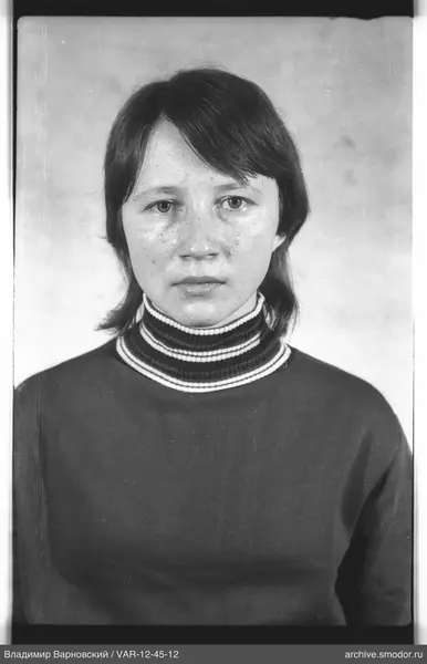 Porträt einer Frau im gestreiften Pullover