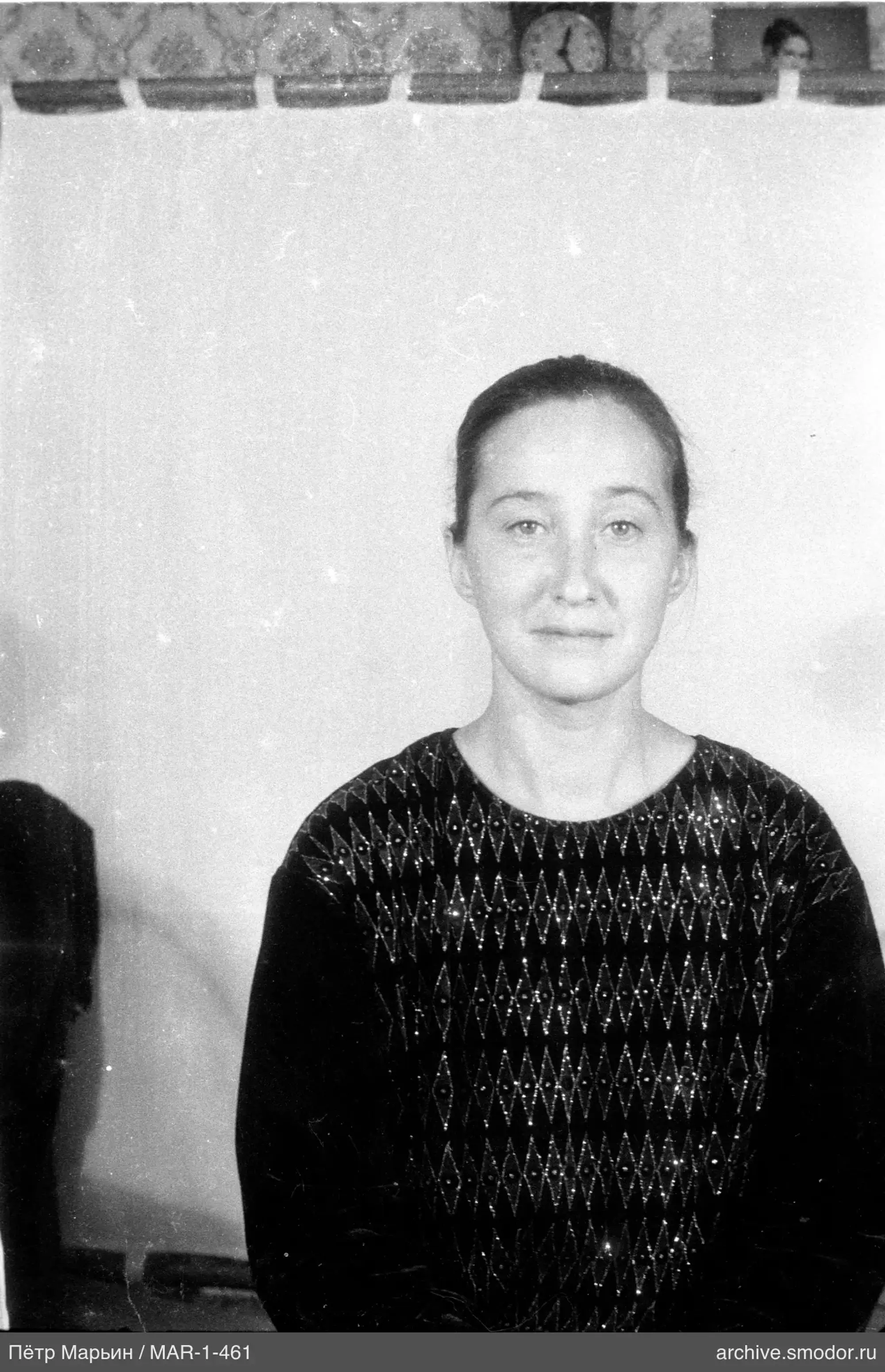 Porträt einer Frau im dunklen Pullover