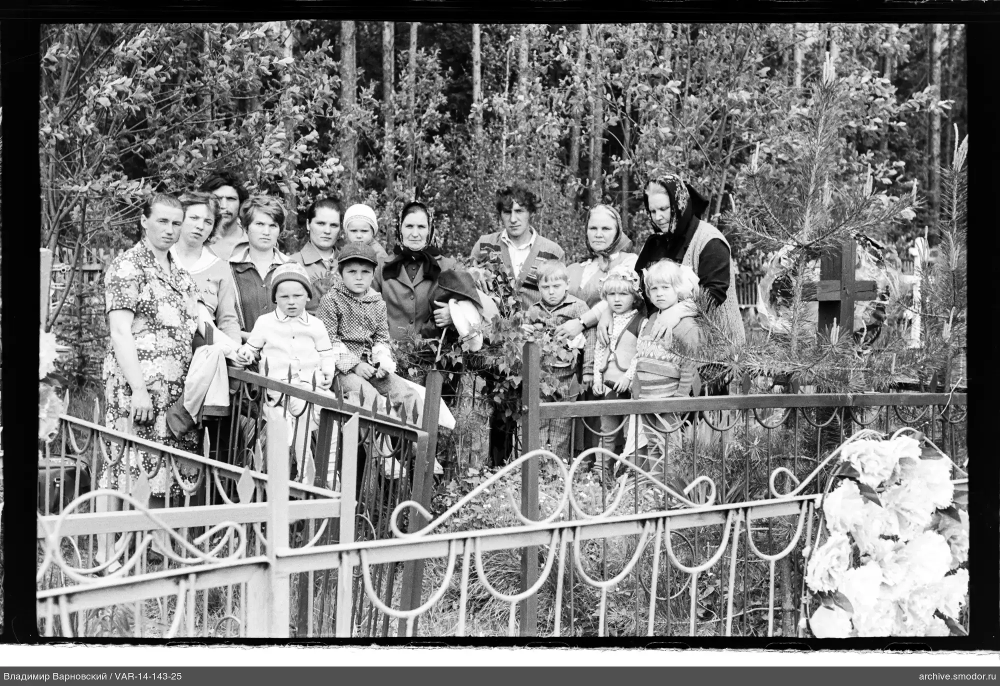 Групповой портрет с ограждением и крестами