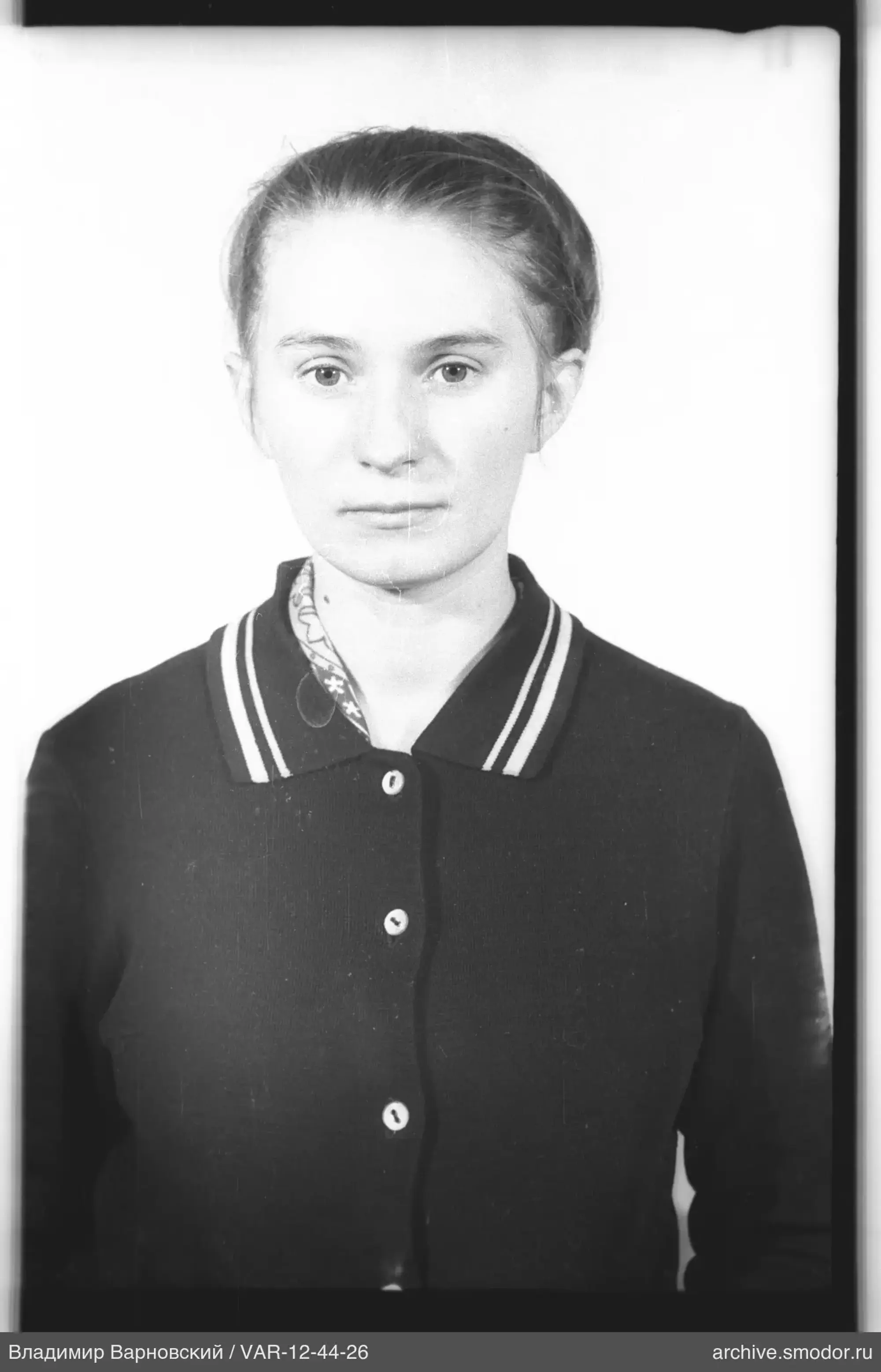 Портрет женщины в тёмном кардигане