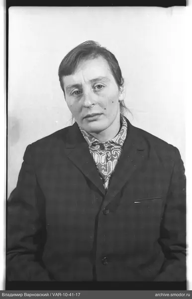 Портрет женщины в темном пиджаке
