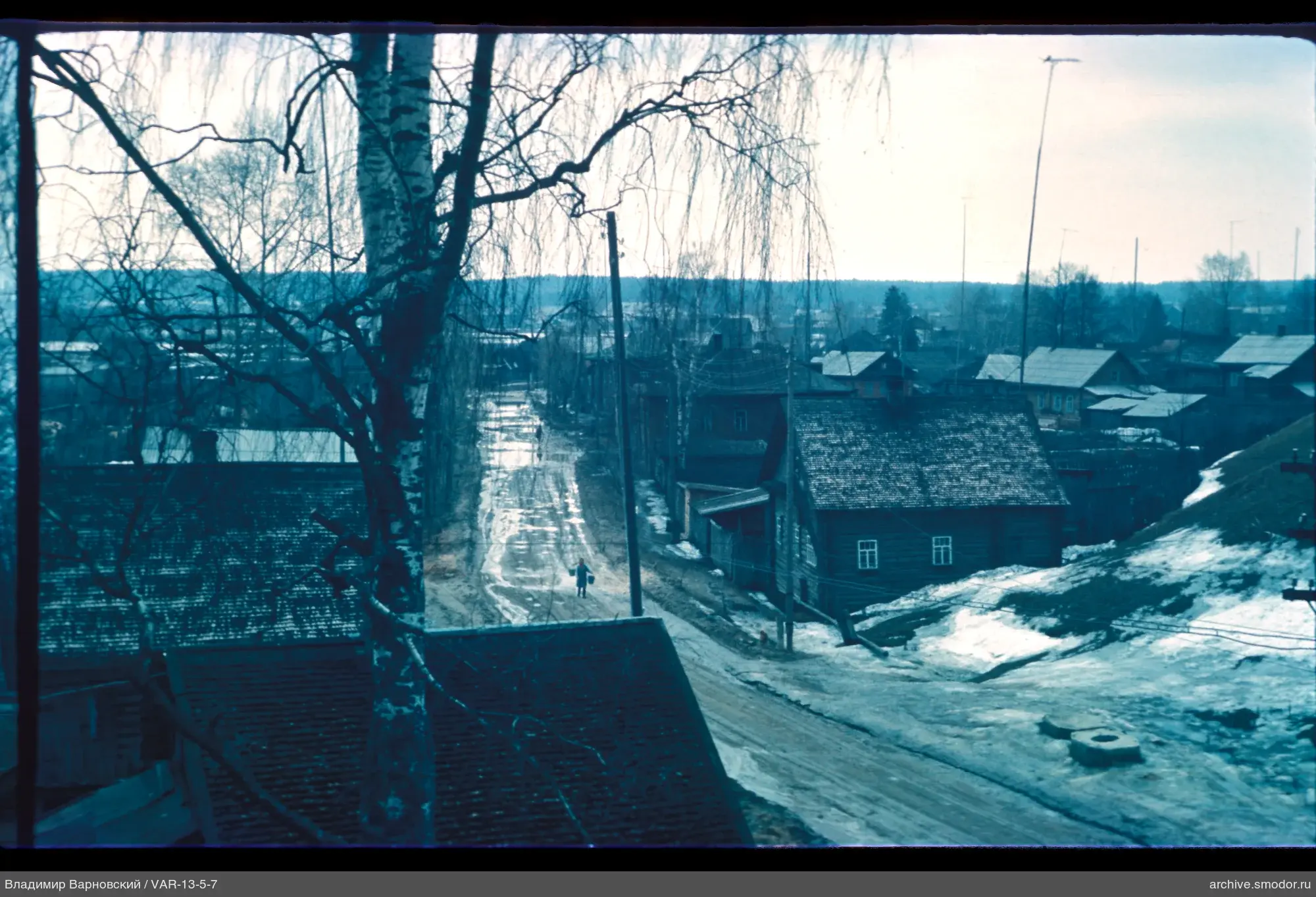 Holzhäuser und Person auf der Straße