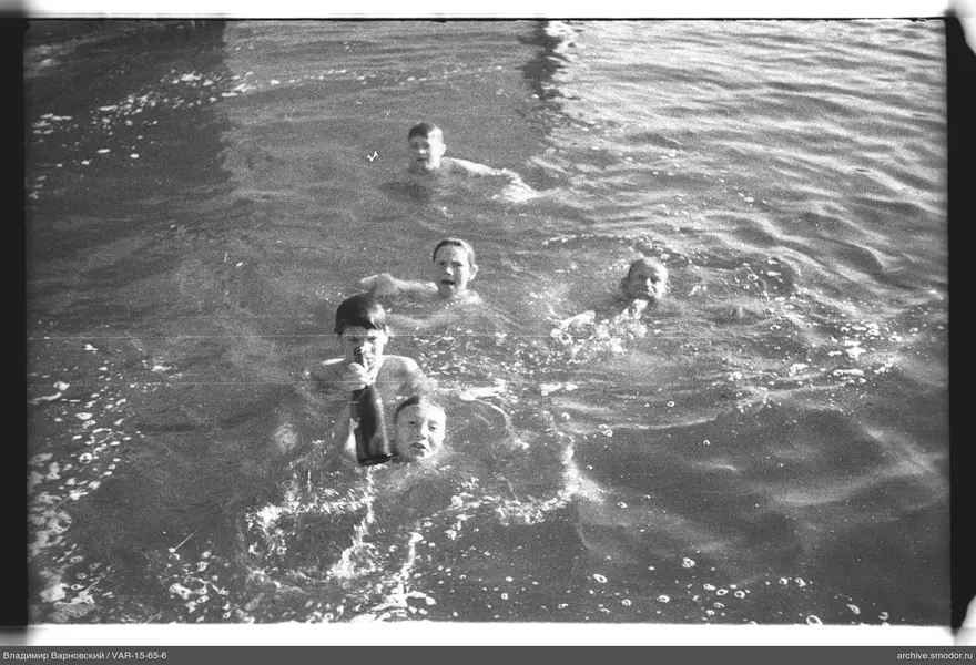 Fünf Männer im Wasser, einer mit Flasche